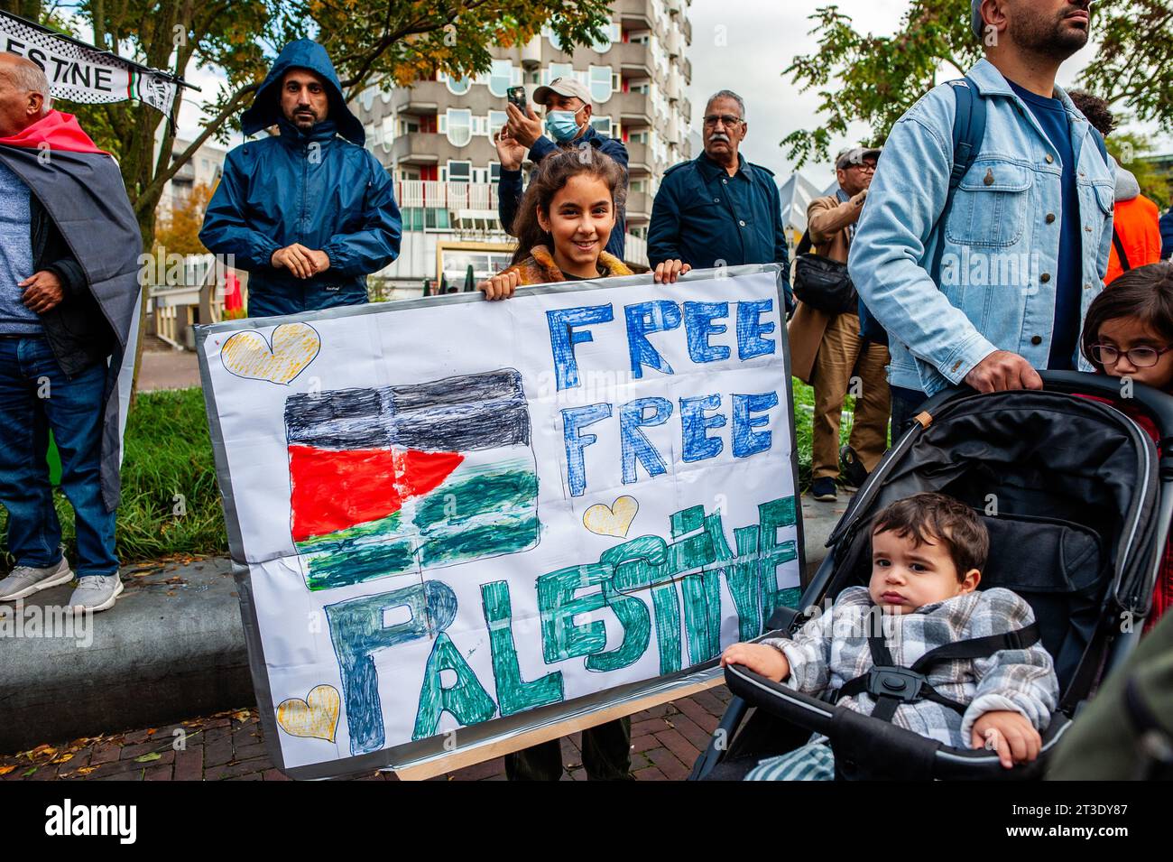 22 ottobre, Rotterdam. I palestinesi e i loro sostenitori continuano a protestare per condannare il governo di Israele ed esprimere solidarietà al popolo palestinese. Circa 5.000 manifestanti si sono riuniti in lutto, furia e solidarietà a causa della recente escalation del conflitto israelo-palestinese e degli eventi inquietanti a Gaza. Foto Stock