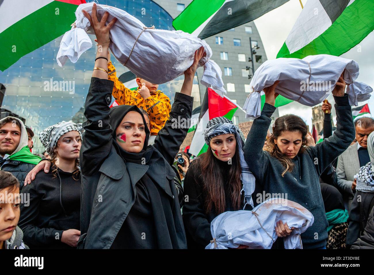 22 ottobre, Rotterdam. I palestinesi e i loro sostenitori continuano a protestare per condannare il governo di Israele ed esprimere solidarietà al popolo palestinese. Circa 5.000 manifestanti si sono riuniti in lutto, furia e solidarietà a causa della recente escalation del conflitto israelo-palestinese e degli eventi inquietanti a Gaza. Foto Stock