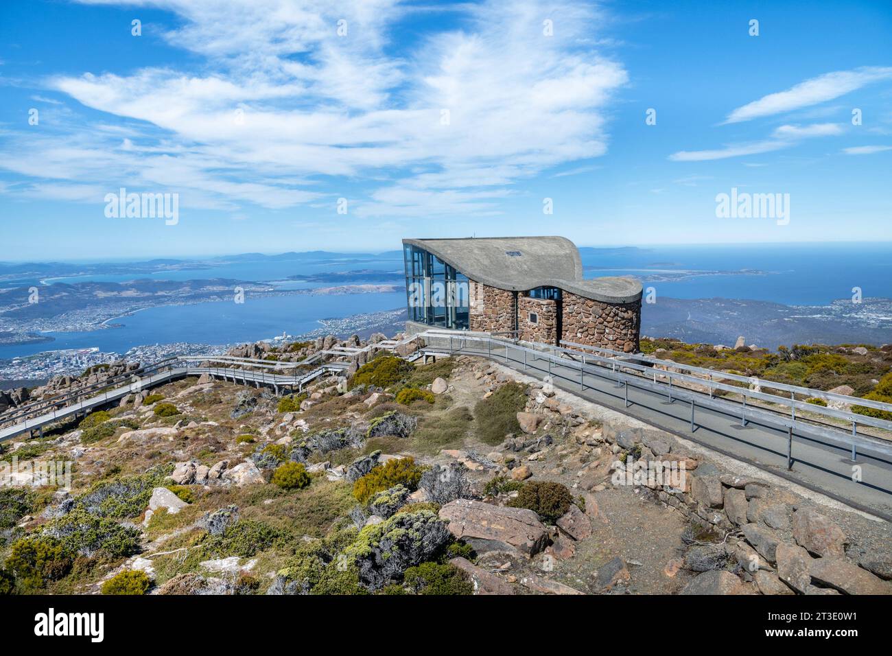 Il Pinnacle Observation Shelter si affaccia sulla città di Hobart, sul Monte Wellington in Tasmania, Australia Foto Stock