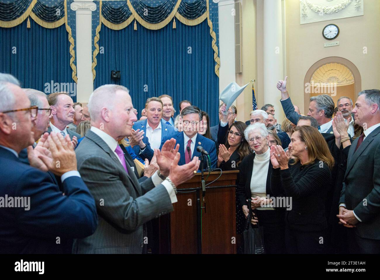 Il rappresentante degli Stati Uniti Mike Johnson (repubblicano della Louisiana) annuncia formalmente la sua vittoria come candidato GOP per il ruolo di Speaker of the House nel Longworth House Office Building martedì 24 ottobre 2023. Johnson fu il secondo candidato della giornata, con Tom Emmer (repubblicano del Minnesota) che si ritirò poche ore dopo la sua vittoria. Il partito nominò per la prima volta il leader della maggioranza della camera degli Stati Uniti Steve Scalise (repubblicano della Louisiana), che si ritirò poco dopo aver vinto la nomina a causa della mancanza di sostegno. Rappresentante degli Stati Uniti Jim Jordan (Repub Foto Stock