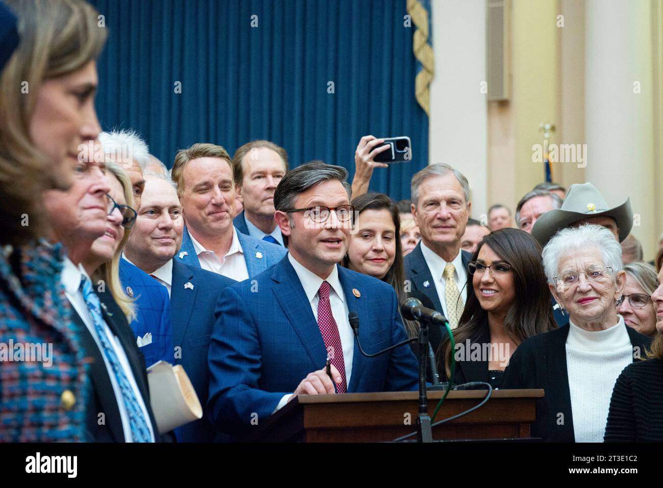 Il rappresentante degli Stati Uniti Mike Johnson (repubblicano della Louisiana) annuncia formalmente la sua vittoria come candidato GOP per il ruolo di Speaker of the House nel Longworth House Office Building martedì 24 ottobre 2023. Johnson fu il secondo candidato della giornata, con Tom Emmer (repubblicano del Minnesota) che si ritirò poche ore dopo la sua vittoria. Il partito nominò per la prima volta il leader della maggioranza della camera degli Stati Uniti Steve Scalise (repubblicano della Louisiana), che si ritirò poco dopo aver vinto la nomina a causa della mancanza di sostegno. Rappresentante degli Stati Uniti Jim Jordan (Repub Foto Stock