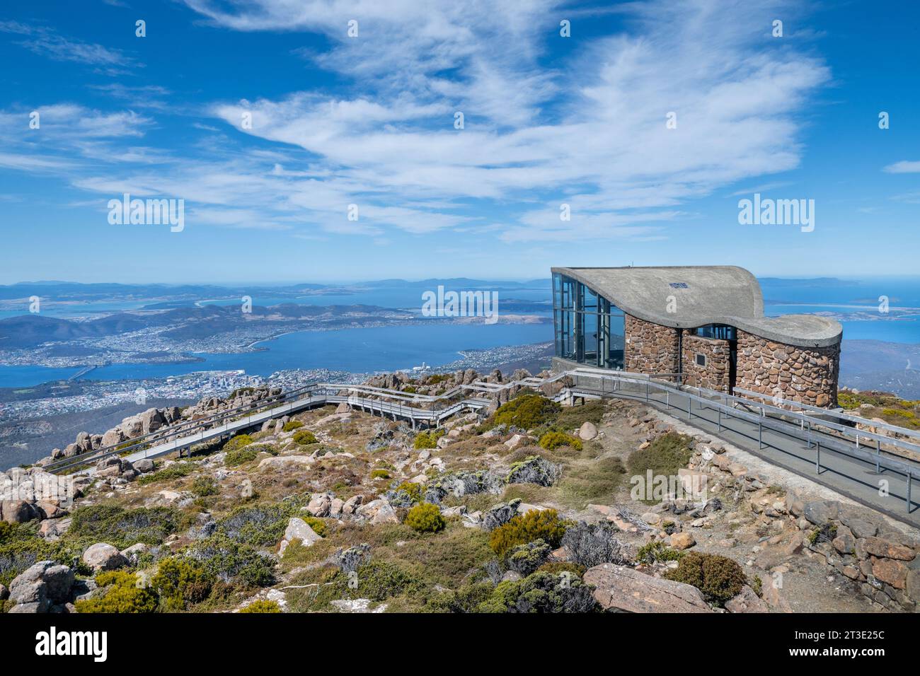 Il Pinnacle Observation Shelter si affaccia sulla città di Hobart, sul Monte Wellington in Tasmania, Australia Foto Stock