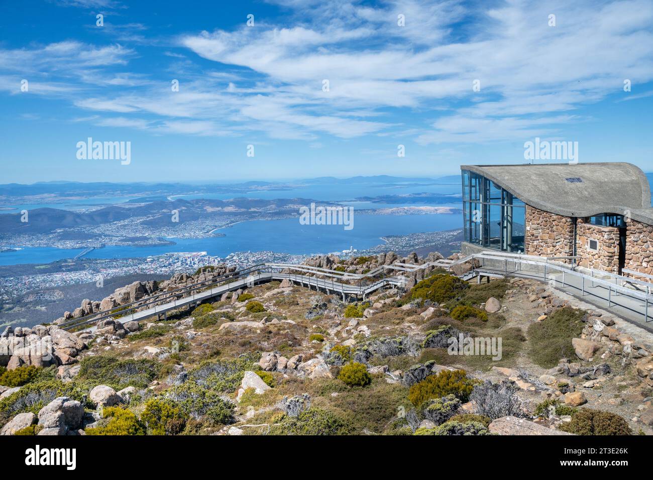 Il Pinnacle Observation Shelter si affaccia sulla città di Hobart, sul Monte Wellington in Tasmania, Australia Foto Stock
