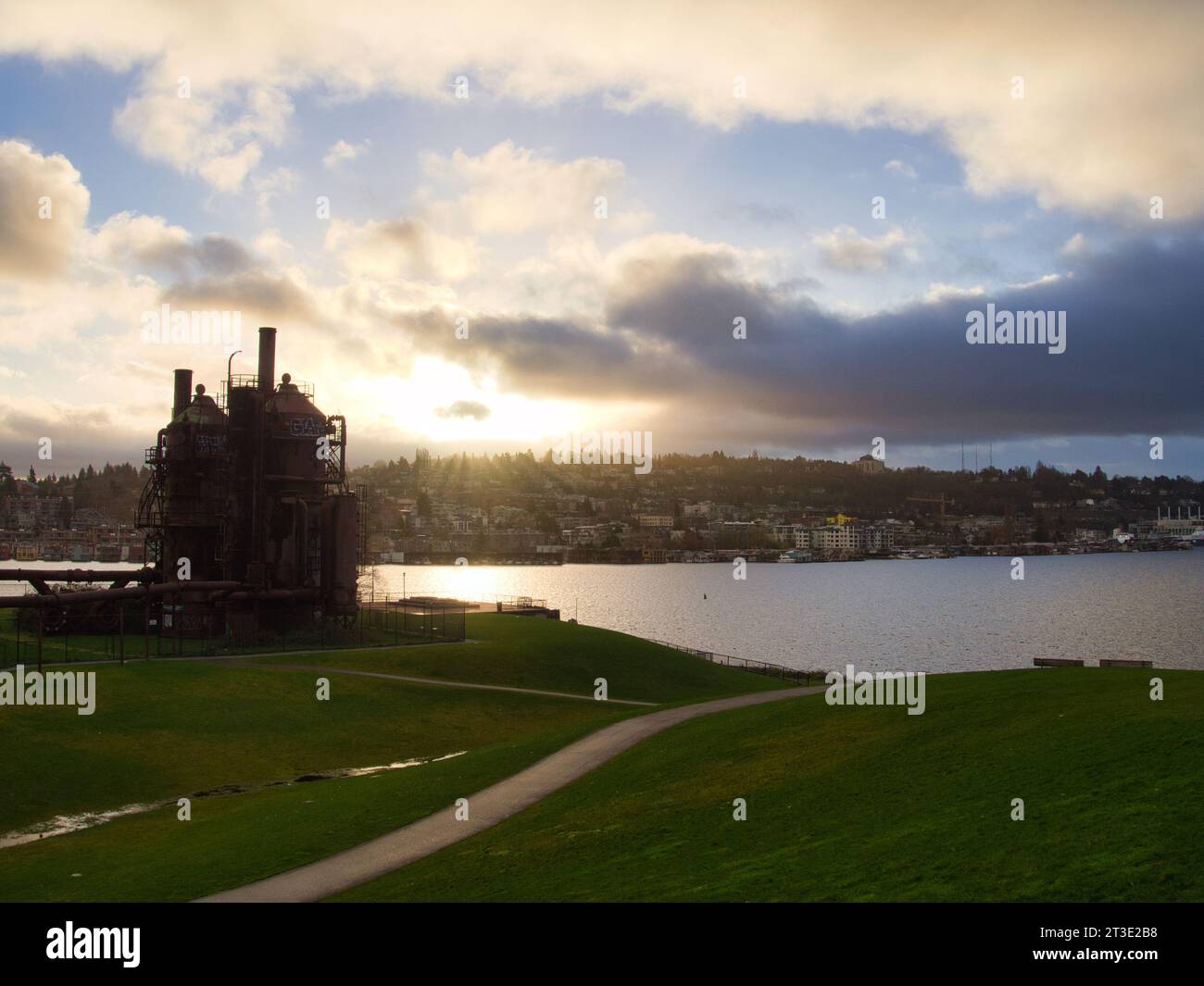 Alba di prima mattina su un impianto a gas nell'Industrial gas Works Park di Seattle, Washington. Vista del quartiere di Eastlake. Sito storico abbandonato. Foto Stock