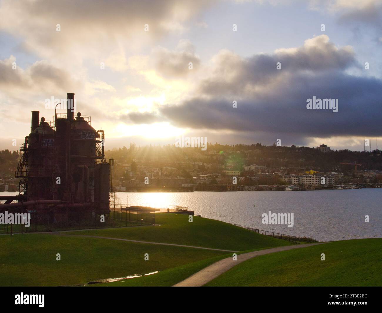 Alba di prima mattina su un impianto a gas nell'Industrial gas Works Park di Seattle, Washington. Vista del quartiere di Eastlake. Sito storico abbandonato. Foto Stock