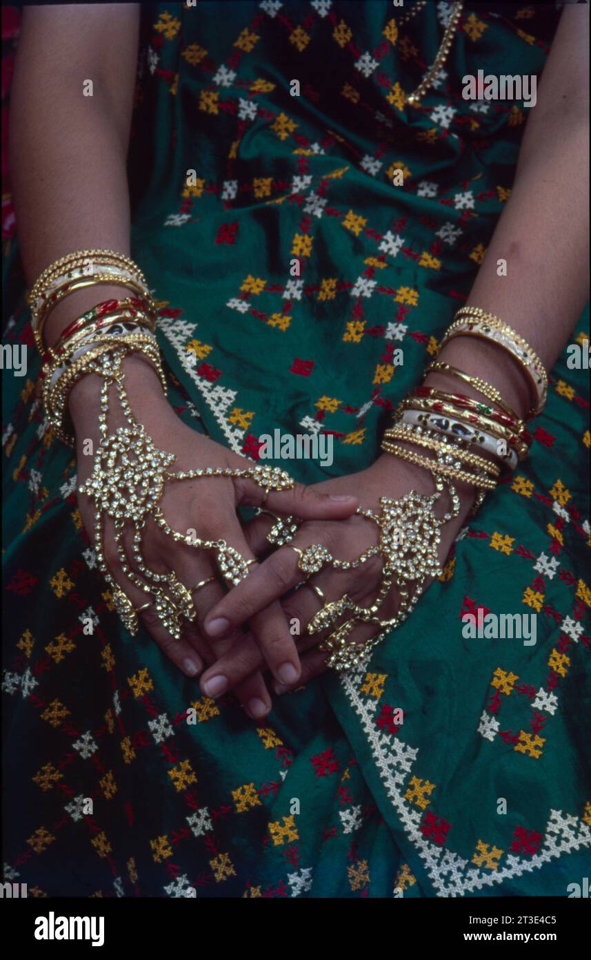 Donne splendidamente vestite, con gioielleria tradizionale, India Foto Stock