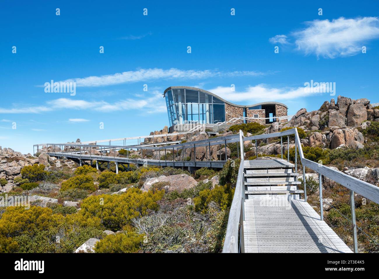 The Pinnacle Observation Shelter on the Pinnacle of Mt Wellington in Tasmania, Australia Foto Stock