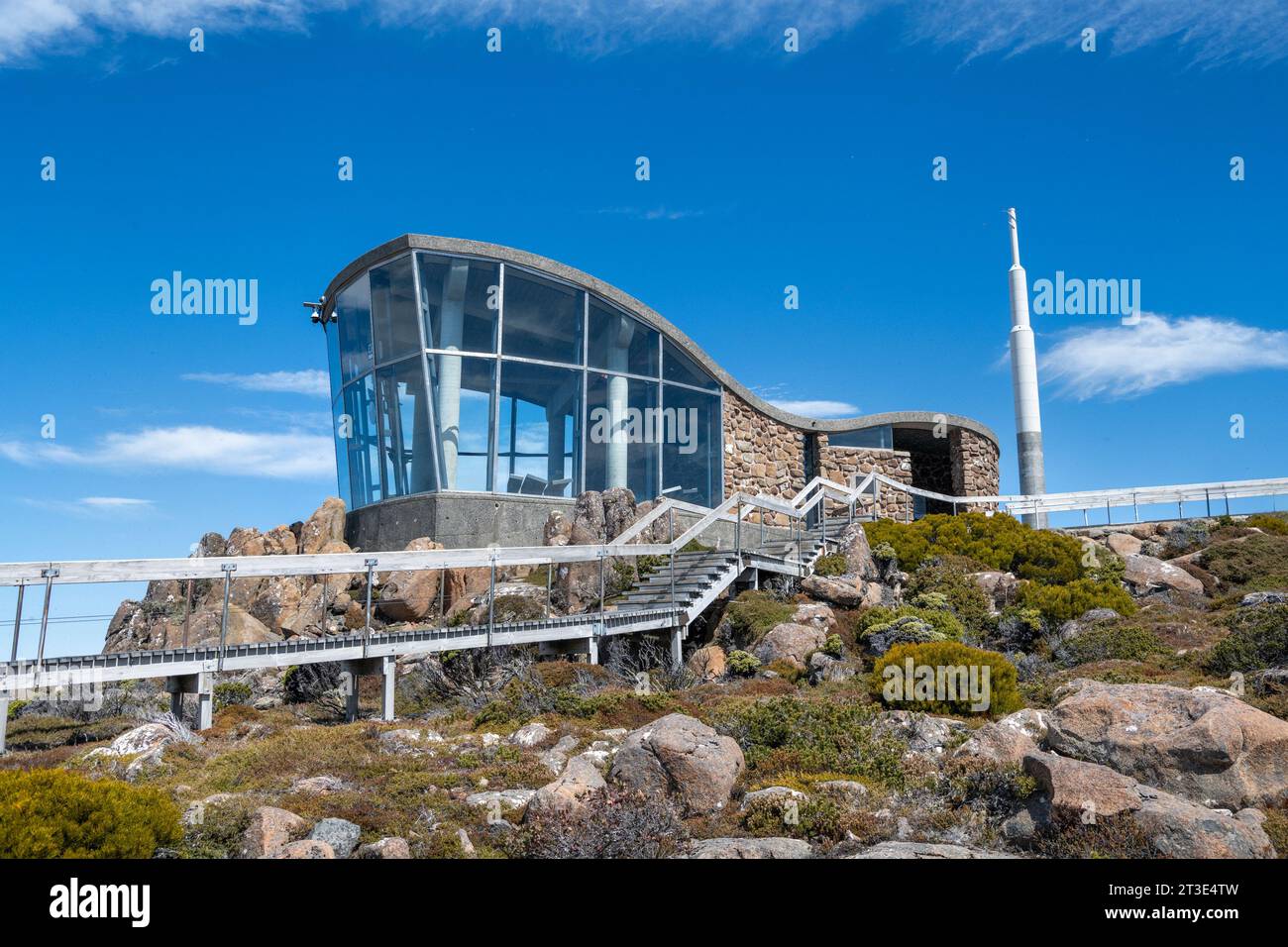 The Pinnacle Observation Shelter on the Pinnacle of Mt Wellington in Tasmania, Australia Foto Stock