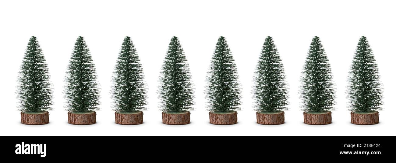Mini alberi di Natale in fila isolati su sfondo bianco. Foto Stock