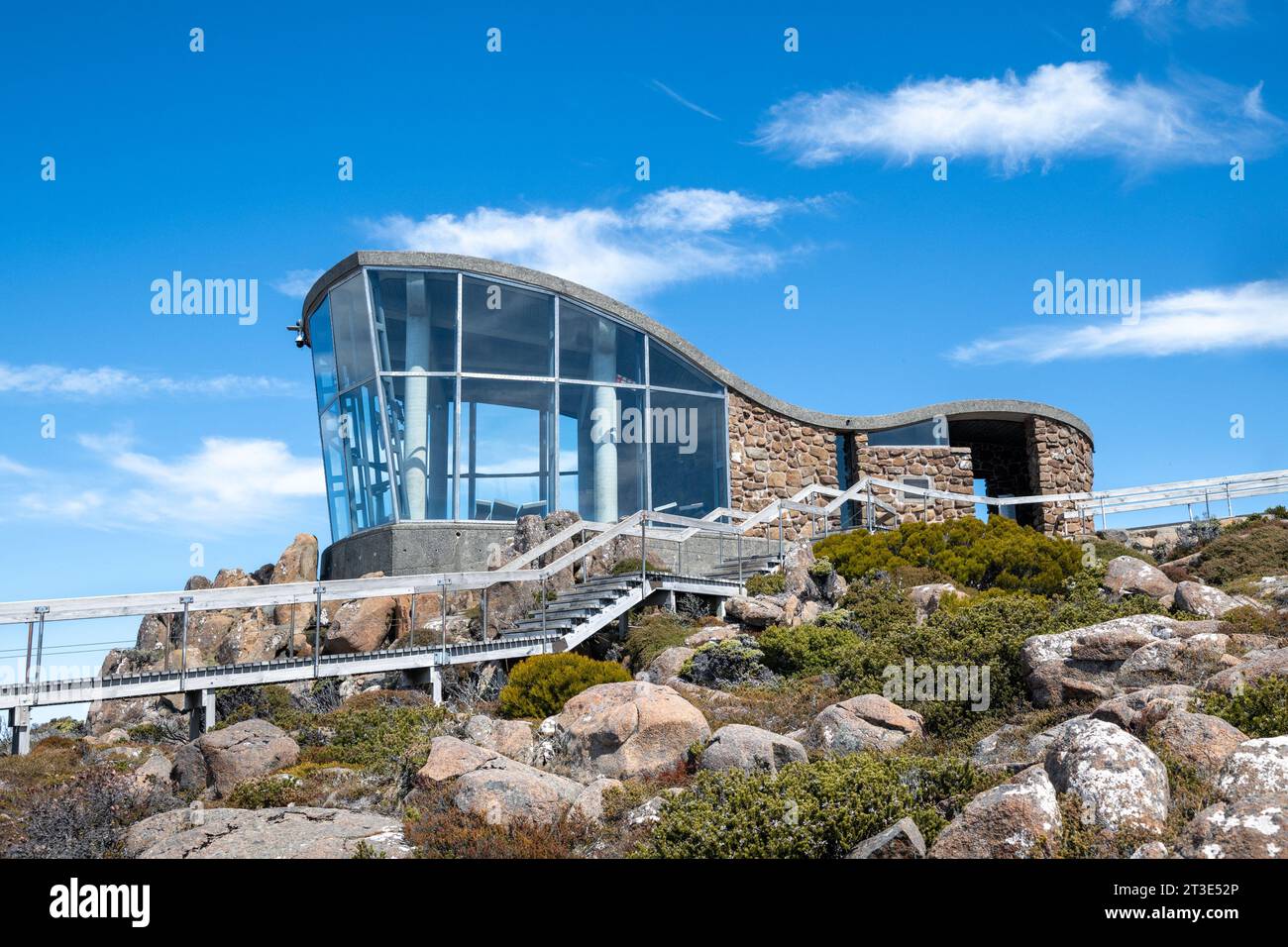 The Pinnacle Observation Shelter on the Pinnacle of Mt Wellington in Tasmania, Australia Foto Stock