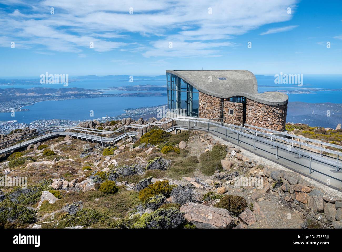 Il Pinnacle Observation Shelter si affaccia sulla città di Hobart, sul Monte Wellington in Tasmania, Australia Foto Stock