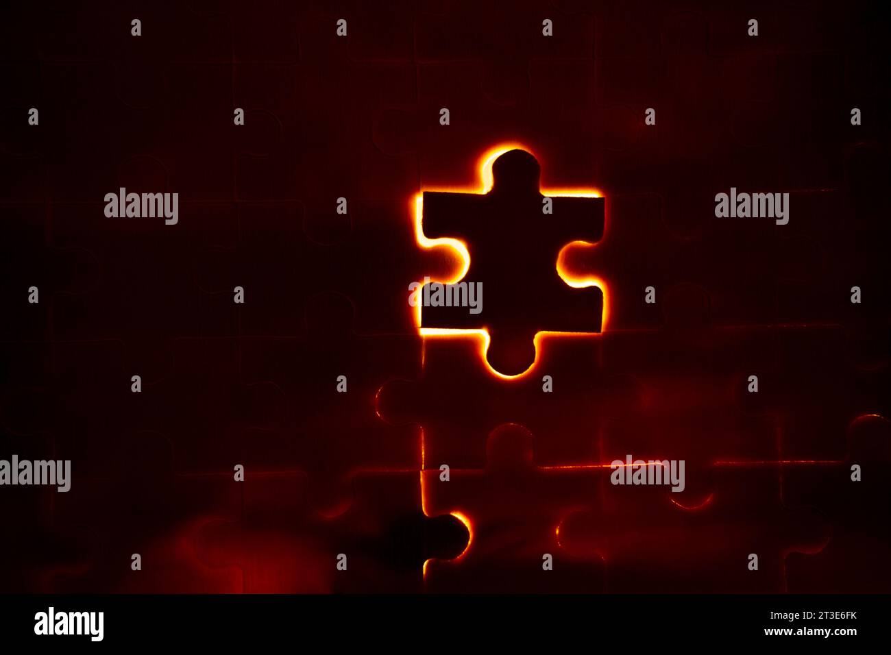 Pezzi di un puzzle pieno di luci arancioni a mano concetto di successo Foto Stock