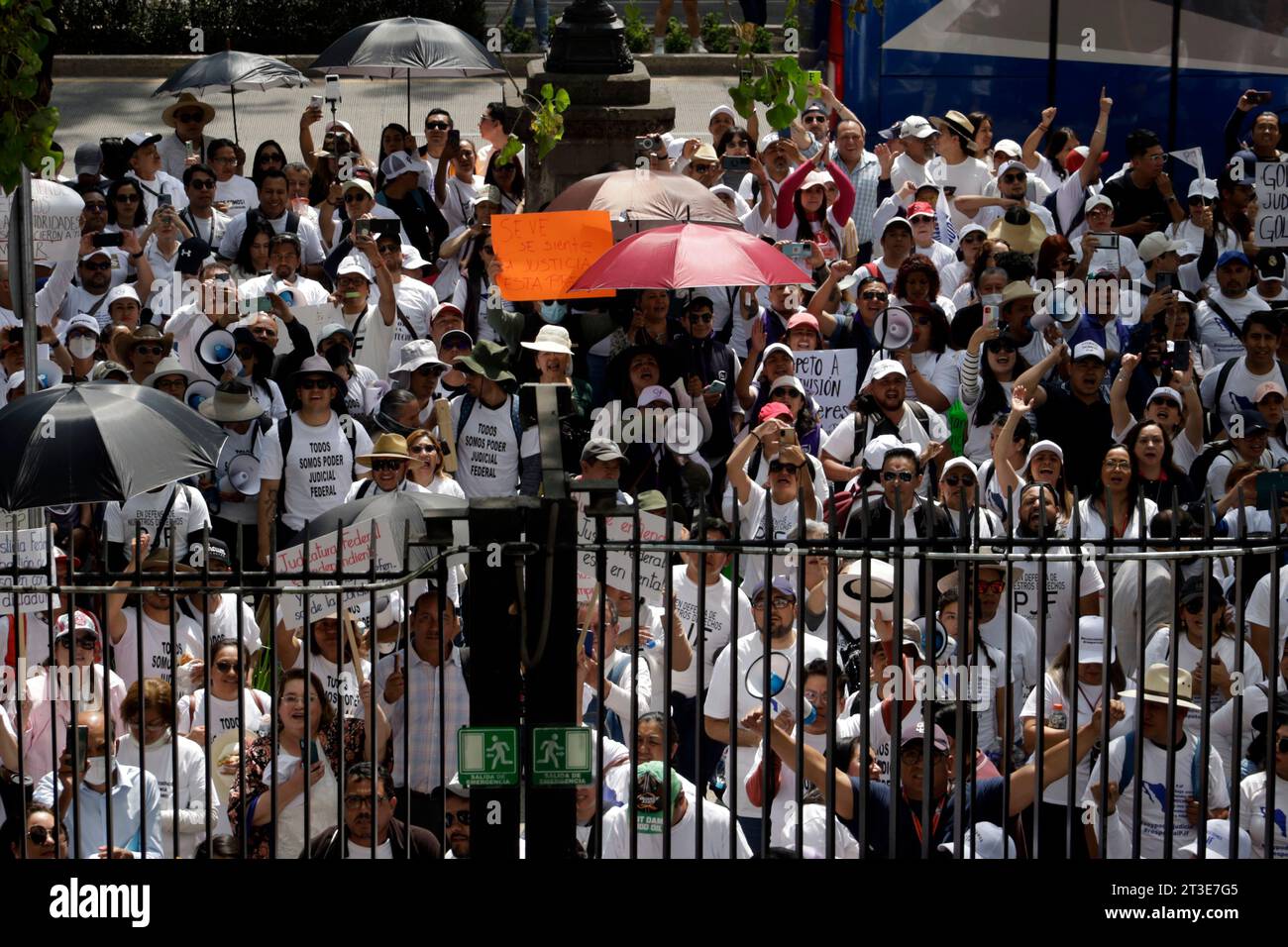 Città del Messico, Messico. 24 ottobre 2023. 24 ottobre 2023, città del Messico, Messico: I lavoratori della sezione giudiziaria federale respingono l'estinzione dei loro trust durante una protesta fuori dal Senato a città del Messico. Il 24 ottobre 2023 a città del Messico, Messico (foto di Luis Barron/Eyepix Group/Sipa USA). Credito: SIPA USA/Alamy Live News Foto Stock