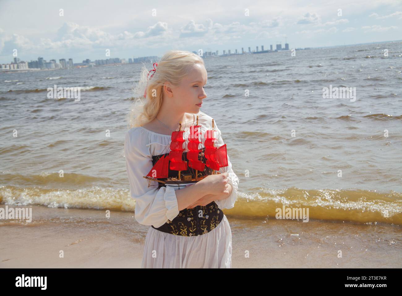 Giovane donna in piedi sulla spiaggia di mare all'aperto Foto Stock