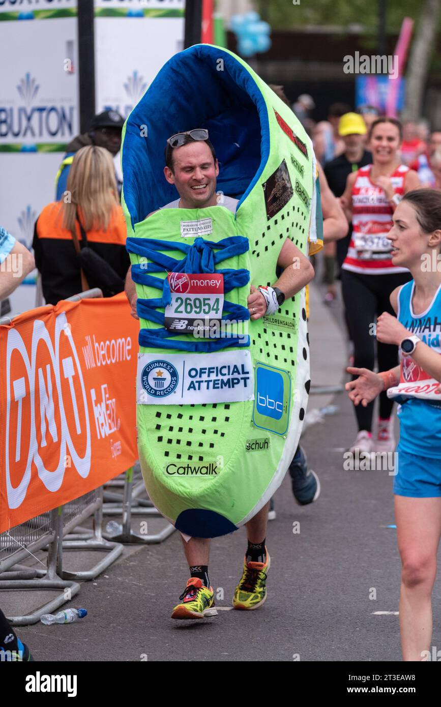 Paul Bennett, 26954 anni, tentativo di record ufficiale con un costume da scarpa, corsa alla Maratona di Londra 2019 Foto Stock
