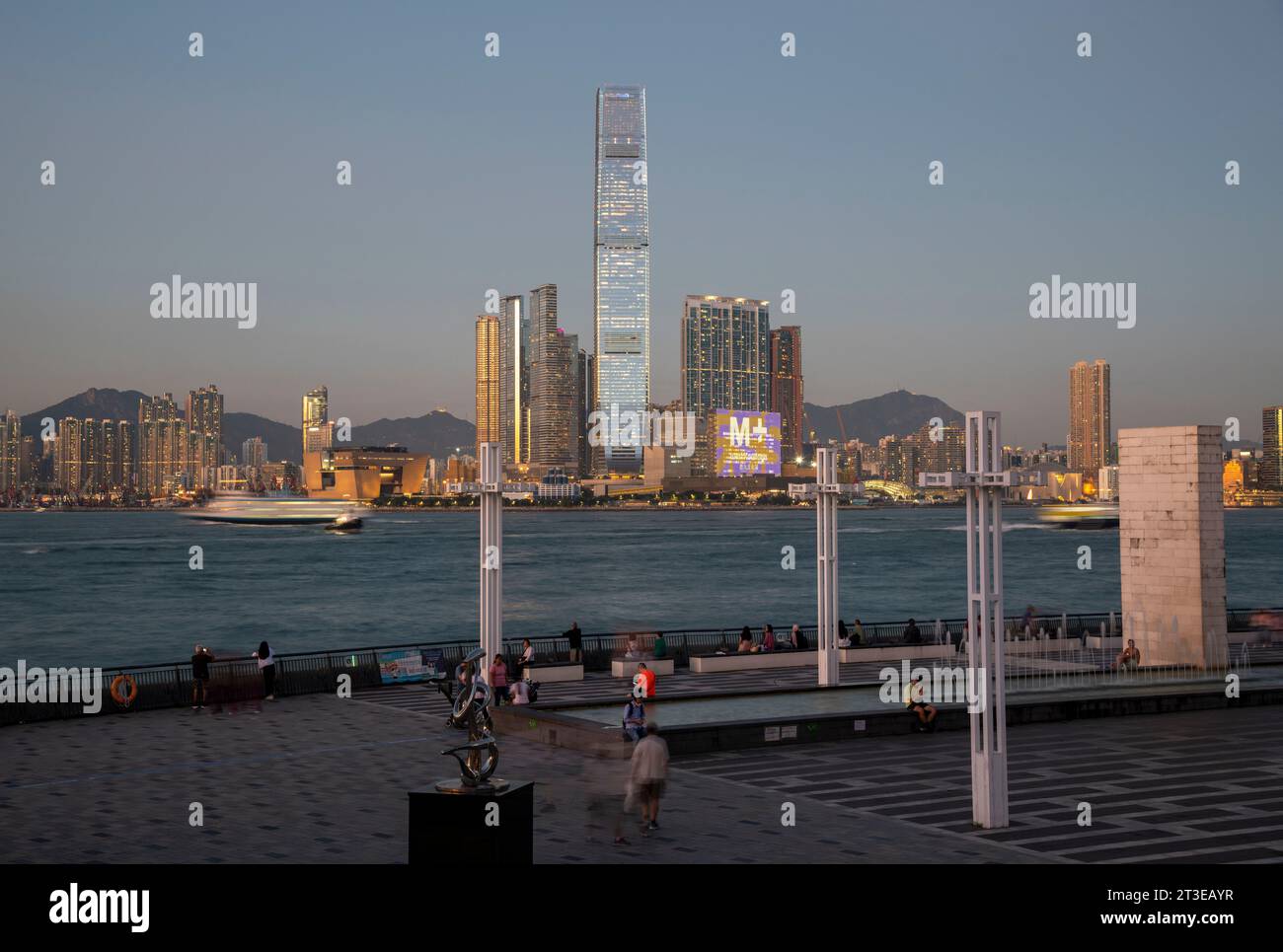 L'ICC International Commerce Centre e il nuovissimo museo M+ di cultura visiva di Hong Kong, Victoria Harbour, Hong Kong, Cina. Foto Stock