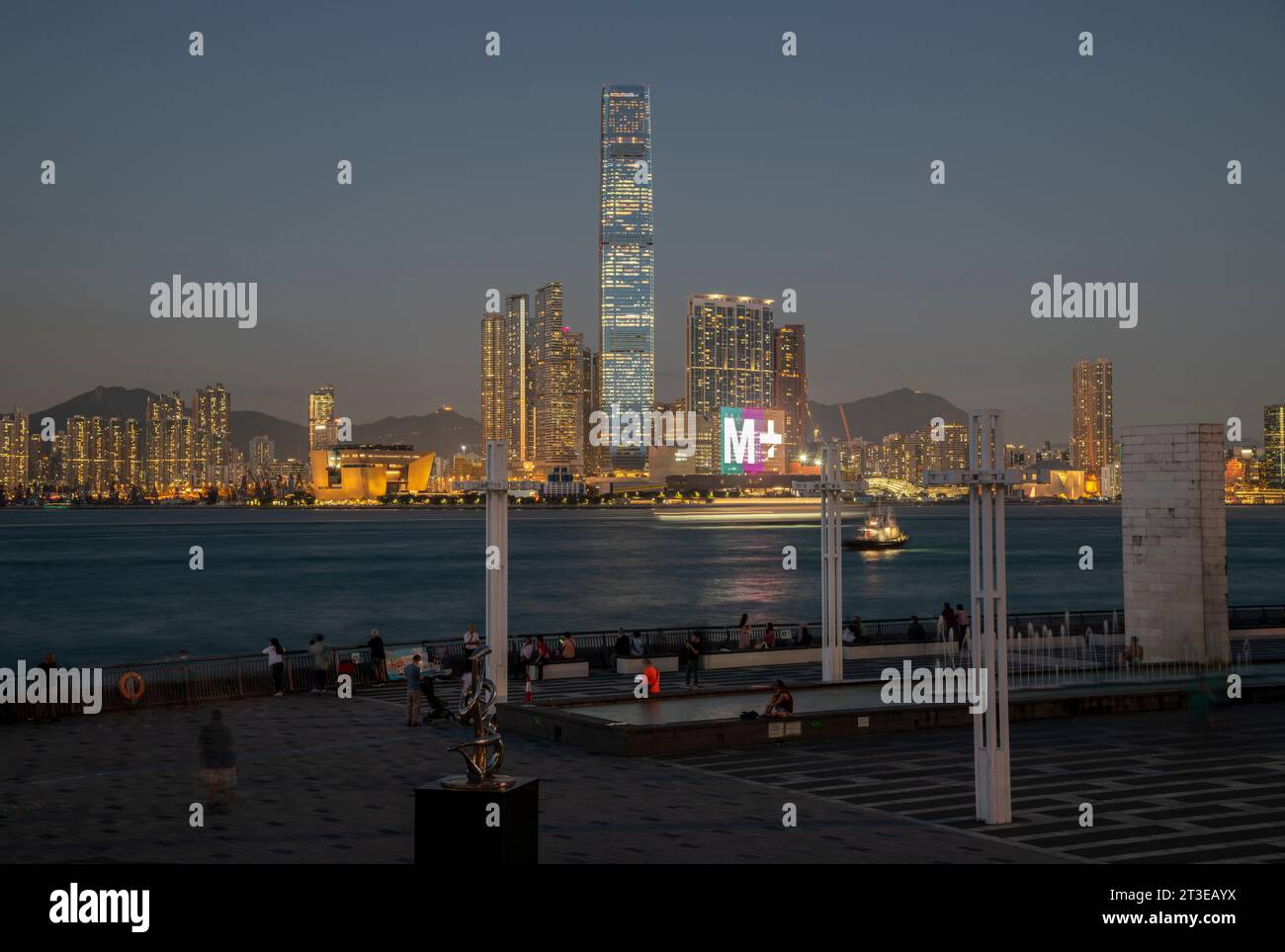 L'ICC International Commerce Centre e il nuovissimo museo M+ di cultura visiva di Hong Kong, Victoria Harbour, Hong Kong, Cina. Foto Stock