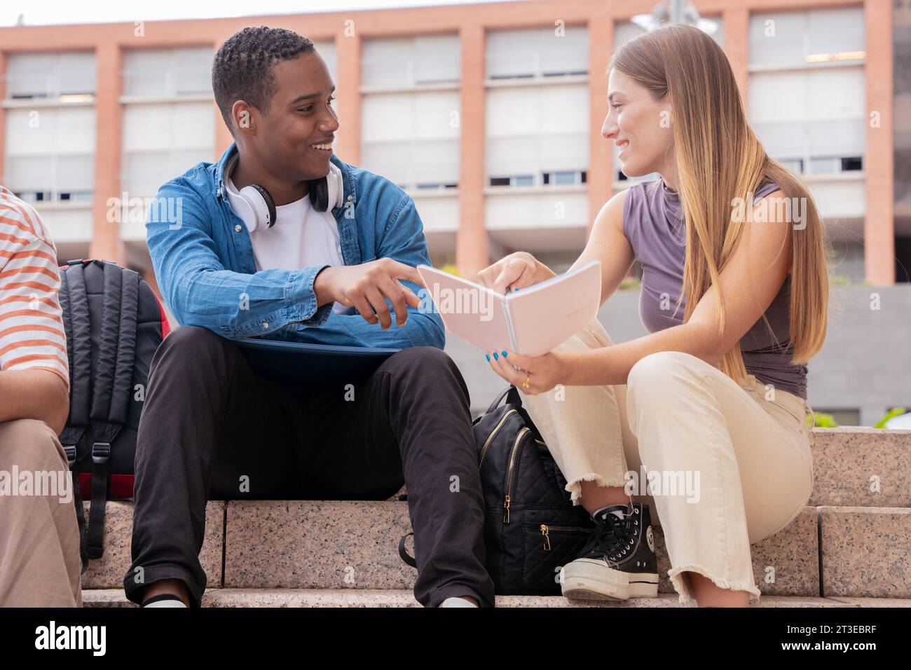 Studenti felici che studiano all'aperto all'università. Foto Stock