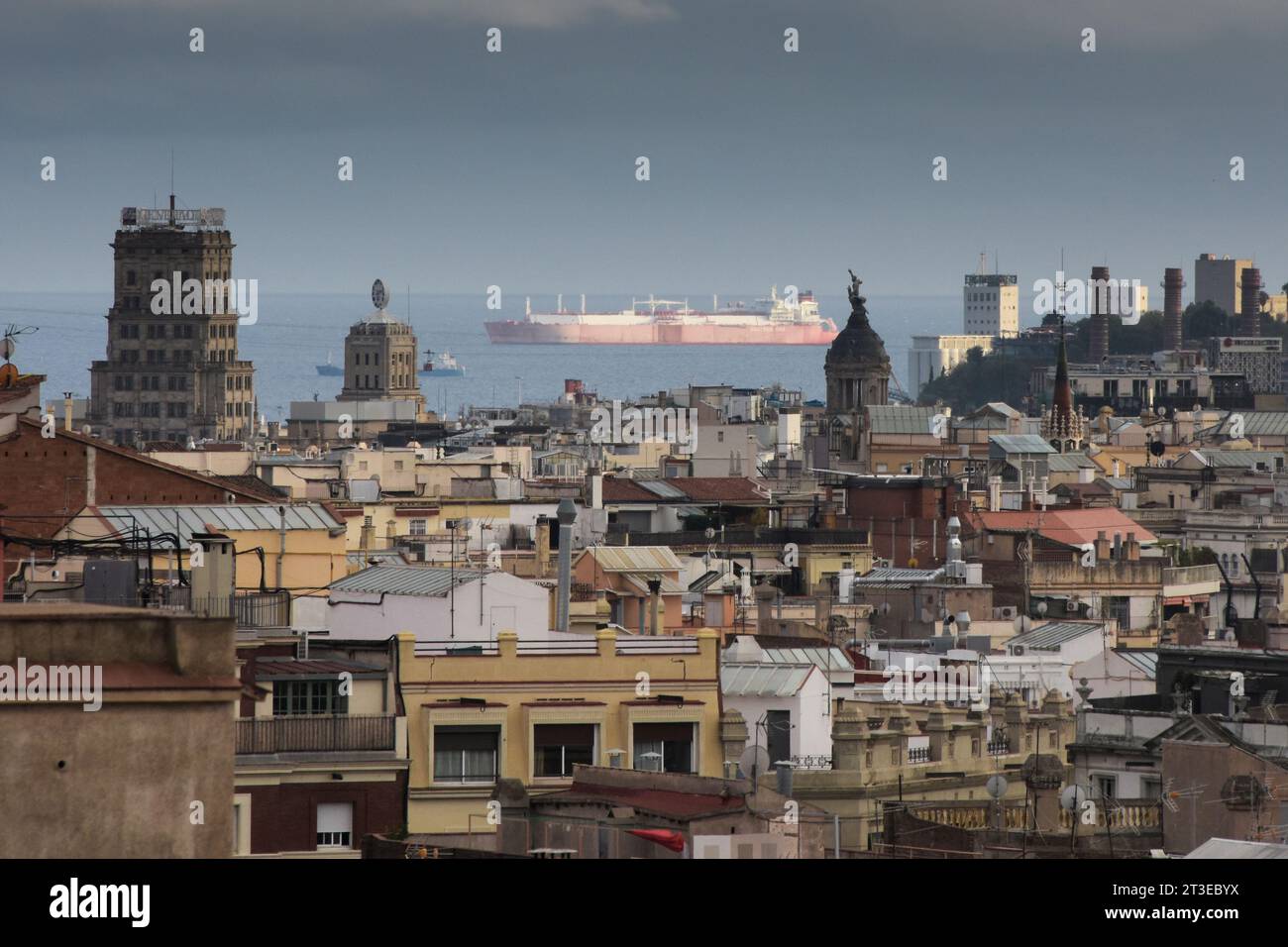 Paesaggio cittadino con barca e mare sullo sfondo. Barcellona, Catalogna, Spagna. Foto Stock