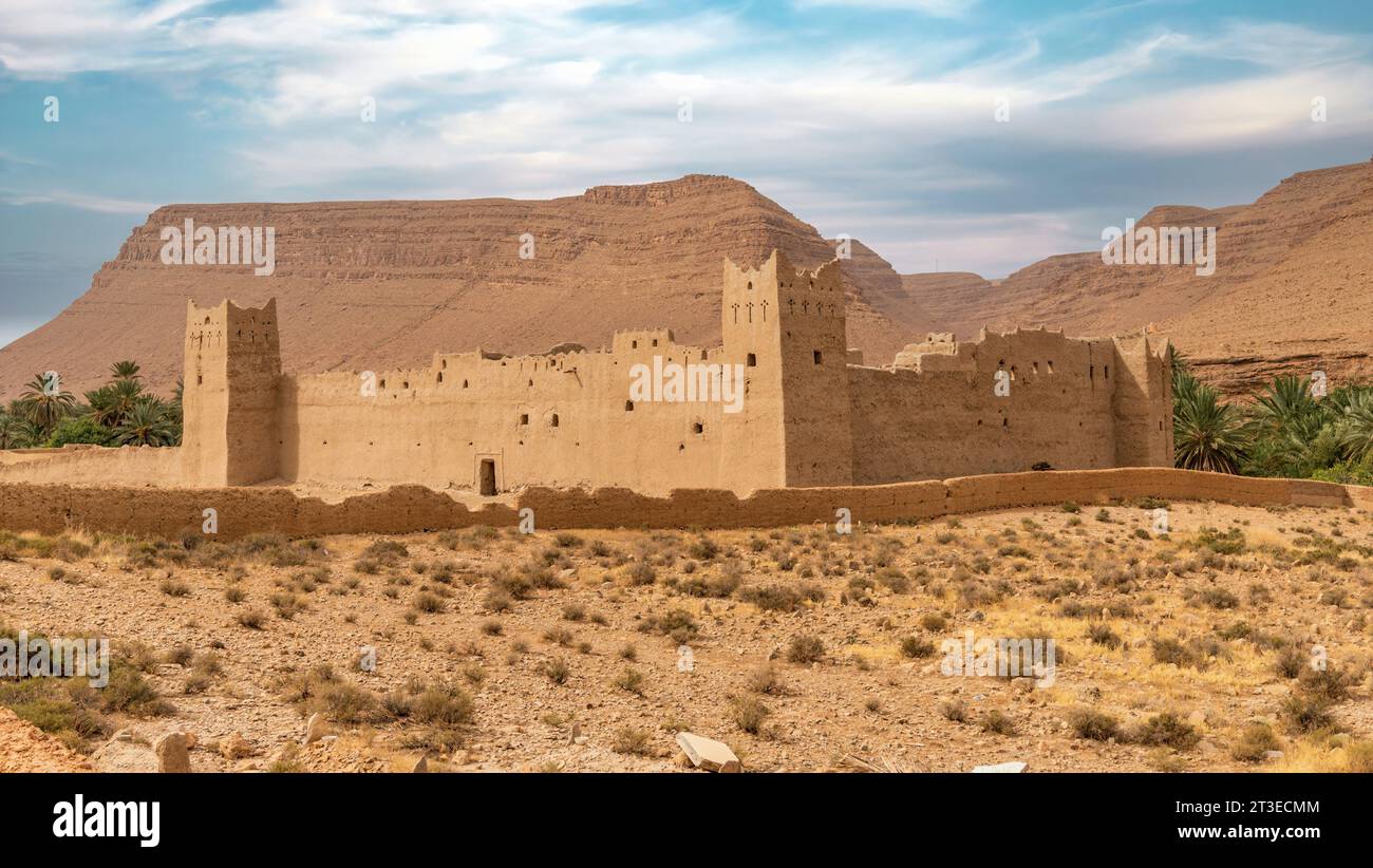 Tradizionale fortezza marocchina fatta di argilla con alte pareti di argilla nella gola della montagna dell'Atlante vicino al fiume Ziz, in Marocco Foto Stock