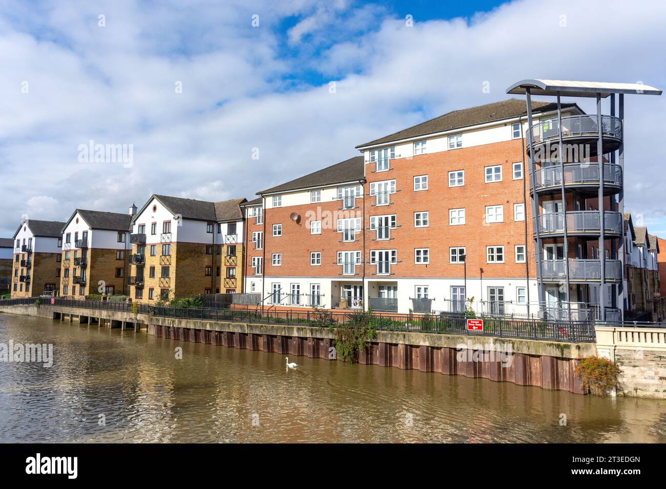 Moderni appartamenti lungo il fiume, Henry Penn Walk, Rivergate, Peterborough, Cambridgeshire, Inghilterra, Regno Unito Foto Stock