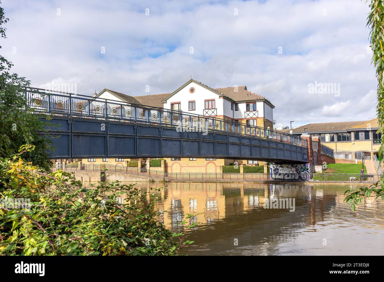 Ponte pedonale sul fiume Nene, Henry Penn Walk, Rivergate, Peterborough, Cambridgeshire, Inghilterra, Regno Unito Foto Stock
