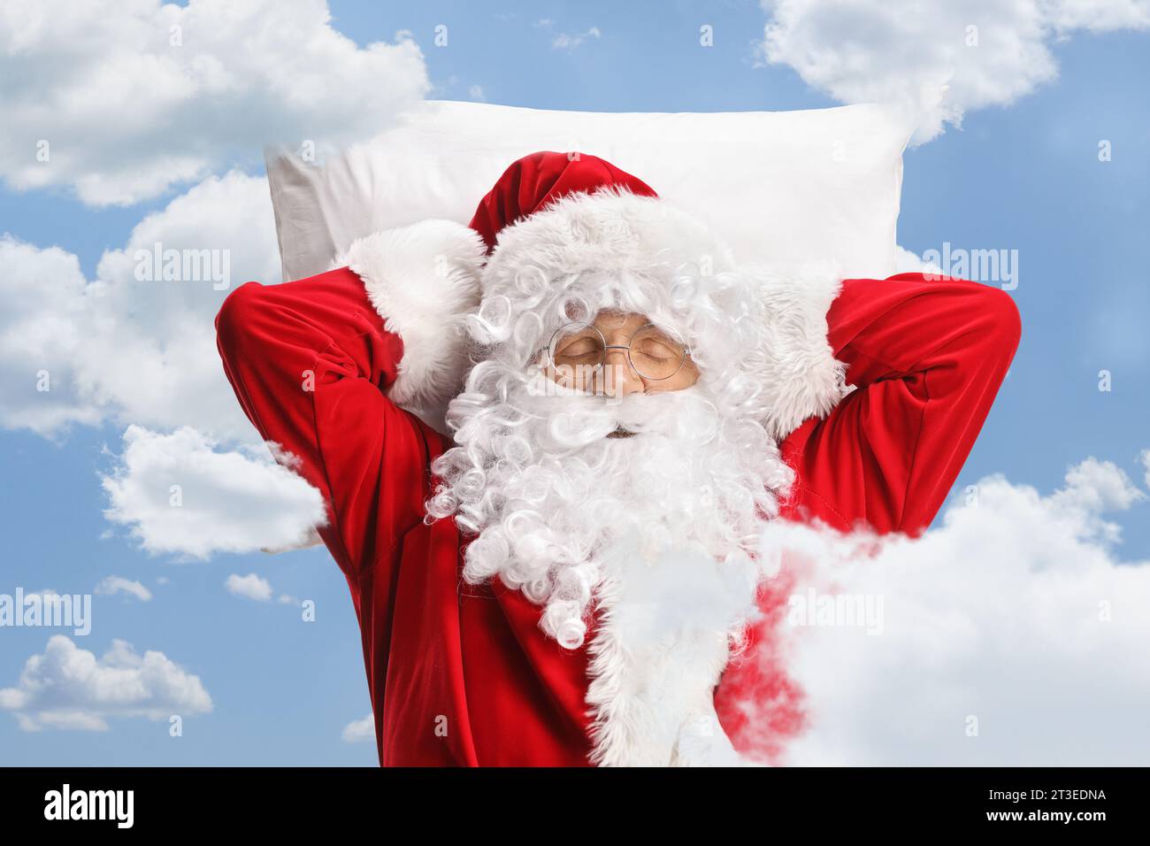 Babbo natale dorme su un cuscino bianco con nuvole e cielo blu sullo sfondo Foto Stock