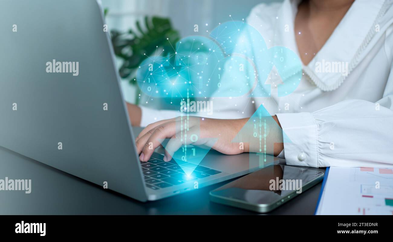 Donna d'affari che scarica dati aziendali da una rete Internet che mostra l'utilizzo di una rete di big data e di un sistema di cloud computing. Foto Stock
