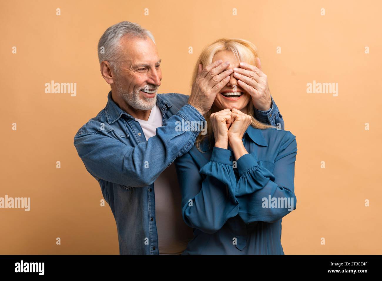 Bell'uomo anziano amorevole che fa una sorpresa di compleanno per sua moglie Foto Stock