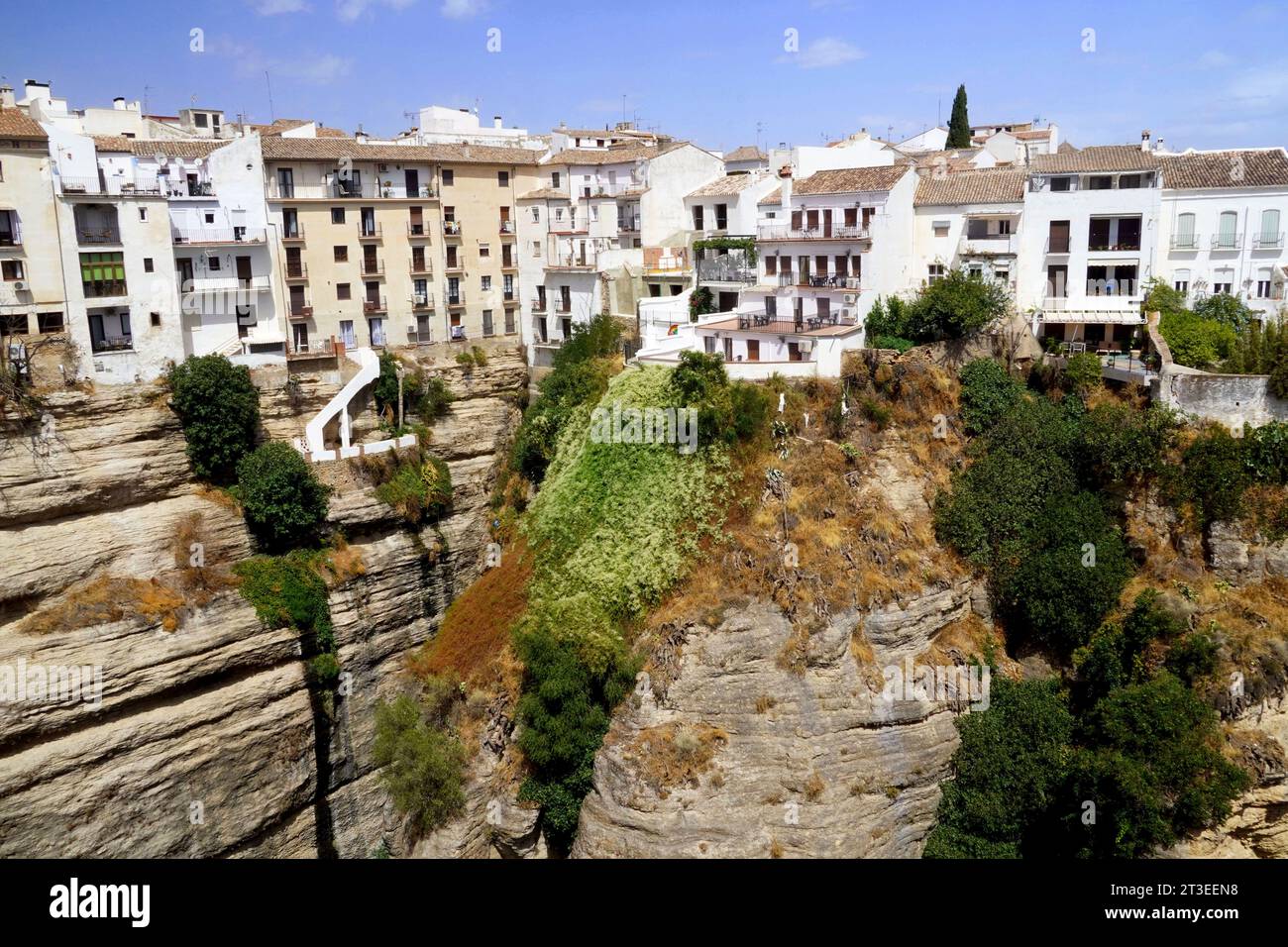 Spagna, Andalusia, Provincia di Malaga, Ronda: Tradizionali case bianche andaluse sulla scogliera, arroccate sulle rocce sopra il Tajo, una profondità di 120 m Foto Stock