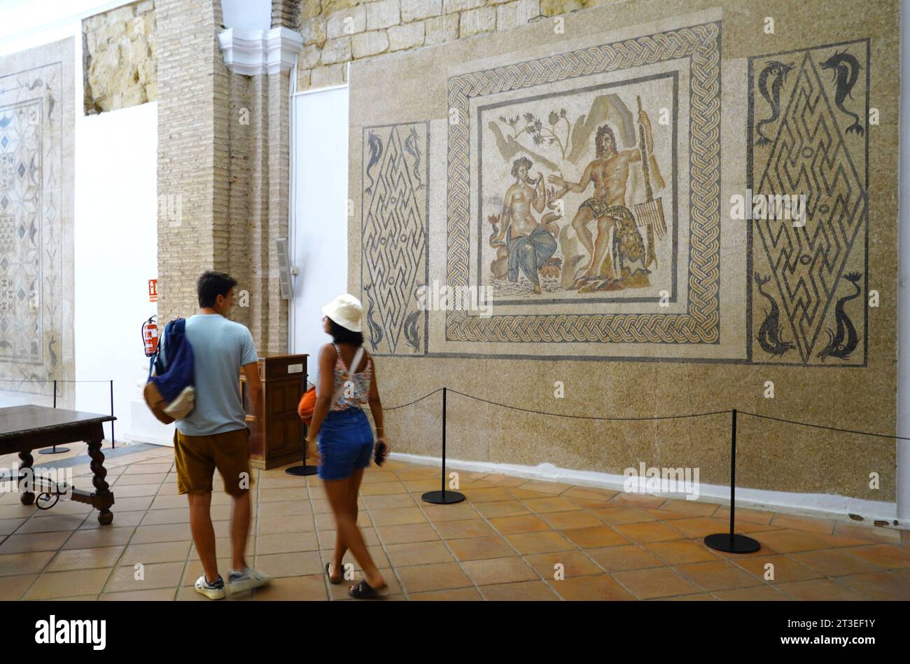 Spagna, Andalusia, Cordova: L'Alcazar de los Reyes Cristianos (castello dei monarchi cristiani). Turisti che visitano la sala dei mosaici (Salón de los Foto Stock