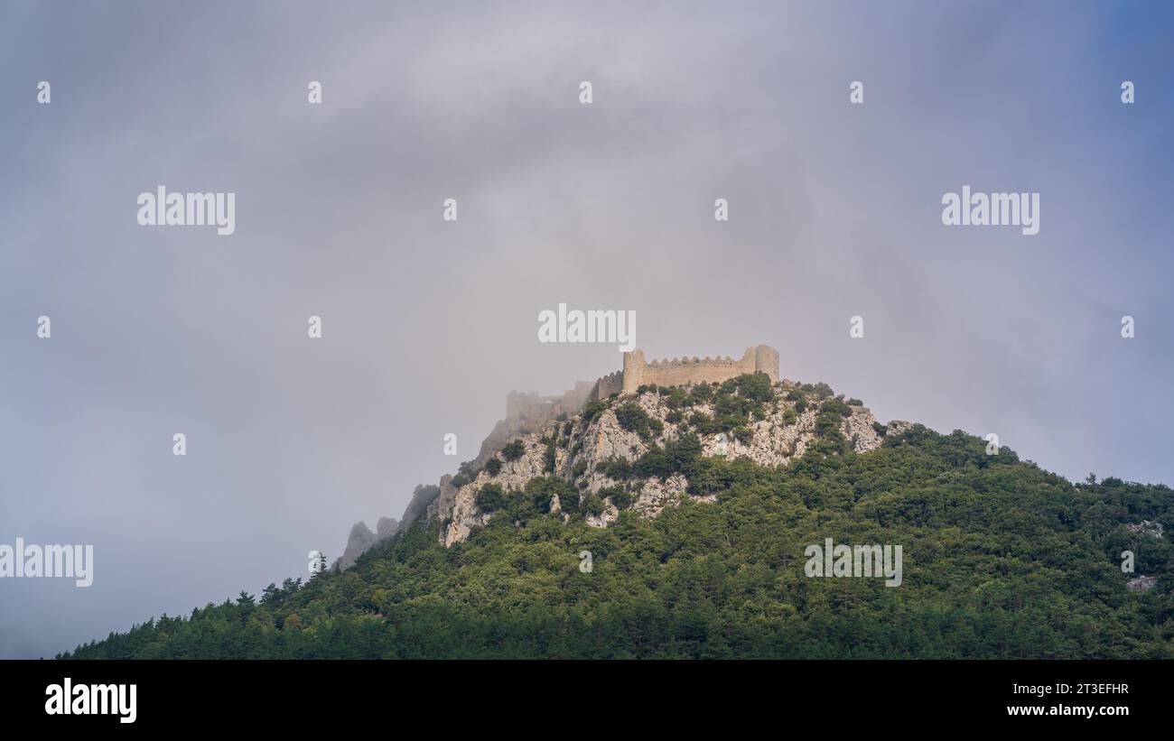 Panorama panoramico delle rovine medievali del castello cataro di Puilaurens sulla collina, Lapradelle-Puilaurens, Aude, Francia Foto Stock