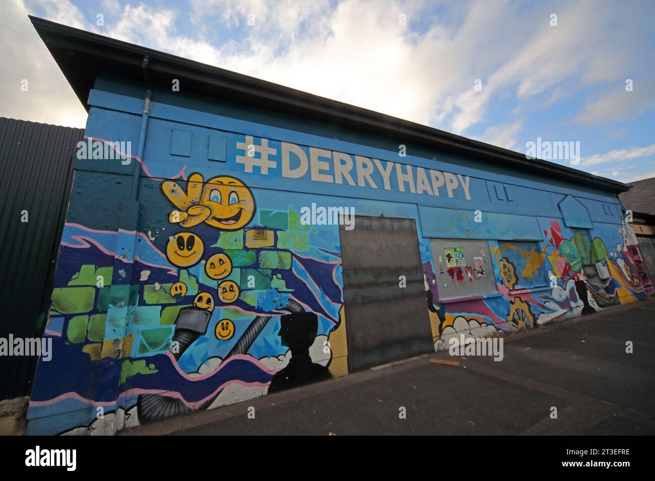 #DerryHappy - 2015 murales nella zona Bogside di Derry Londonderry, Irlanda del Nord, Regno Unito Foto Stock