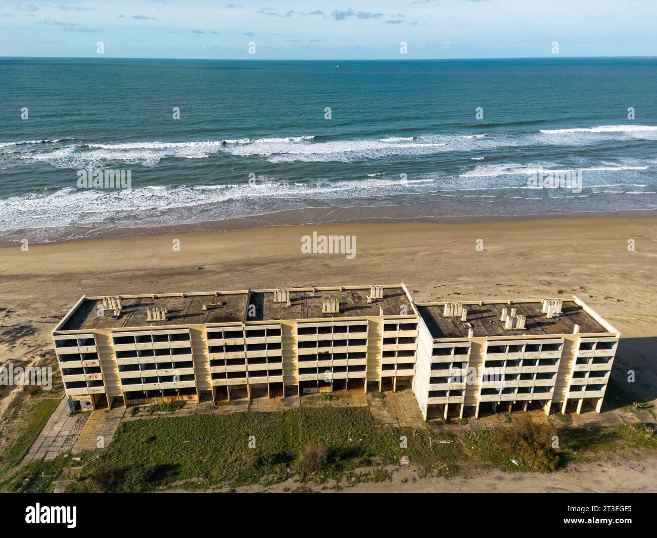 Soulac-sur-Mer (Francia centro-occidentale): Edificio le Signal, i cui abitanti sono vittime della prima espropriazione climatica francese. Soulac è un Foto Stock