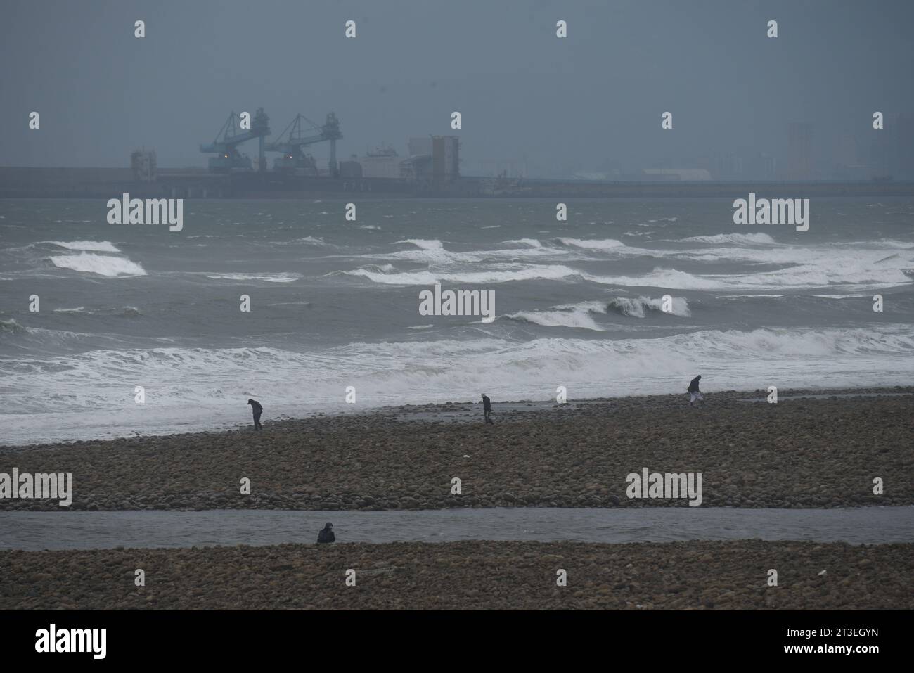 *** RIGOROSAMENTE NESSUNA VENDITA AI MEDIA O AGLI EDITORI FRANCESI - DIRITTI RISERVATI ***09 ottobre 2023 - Zhuwei, Taiwan: Vista sulle grandi spiagge a nord di Taipei, che sono considerate dagli esperti militari come un obiettivo primario per uno sbarco militare cinese se avessero deciso di invadere. Farway sullo sfondo possono essere viste le gru del porto strategico di Taipei. Questa spiaggia, situata a pochi chilometri dal più grande aeroporto internazionale dell'isola e a circa 40 chilometri dal centro di Taipei, è una delle cosiddette "spiagge rosse" al centro della strategia di difesa di Taiwan. Foto Stock