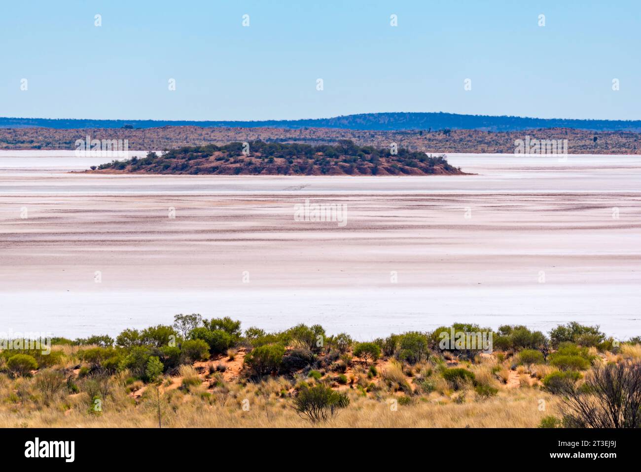 Una salina o un lago salato vicino al punto panoramico del monte Conner, parte della collezione di laghi salati del Greater Lake Amadeus nel territorio del Nord, Australia Foto Stock