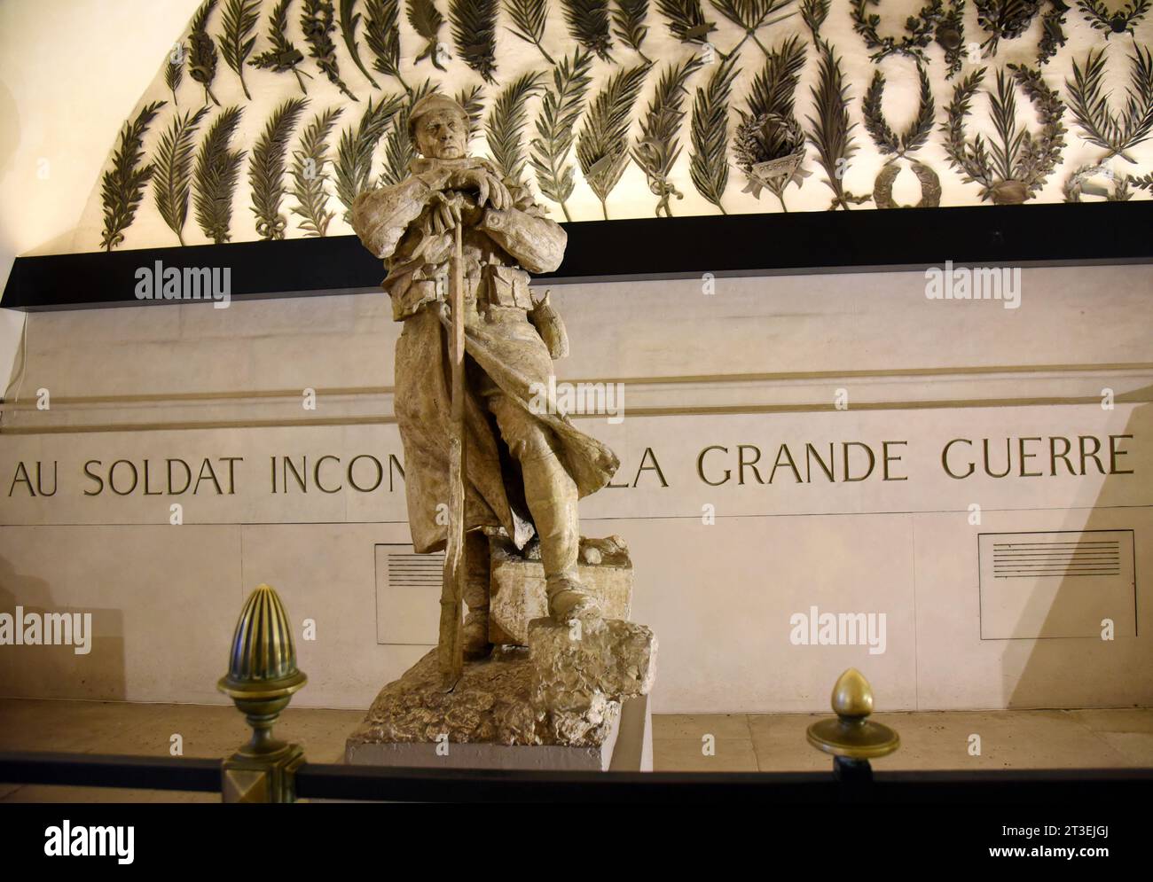 Parigi (Francia): Le Poilu, un modello in gesso di un soldato francese della prima guerra mondiale di Jean Boucher all'interno dell'Arco di Trionfo nell'ottava A. Foto Stock