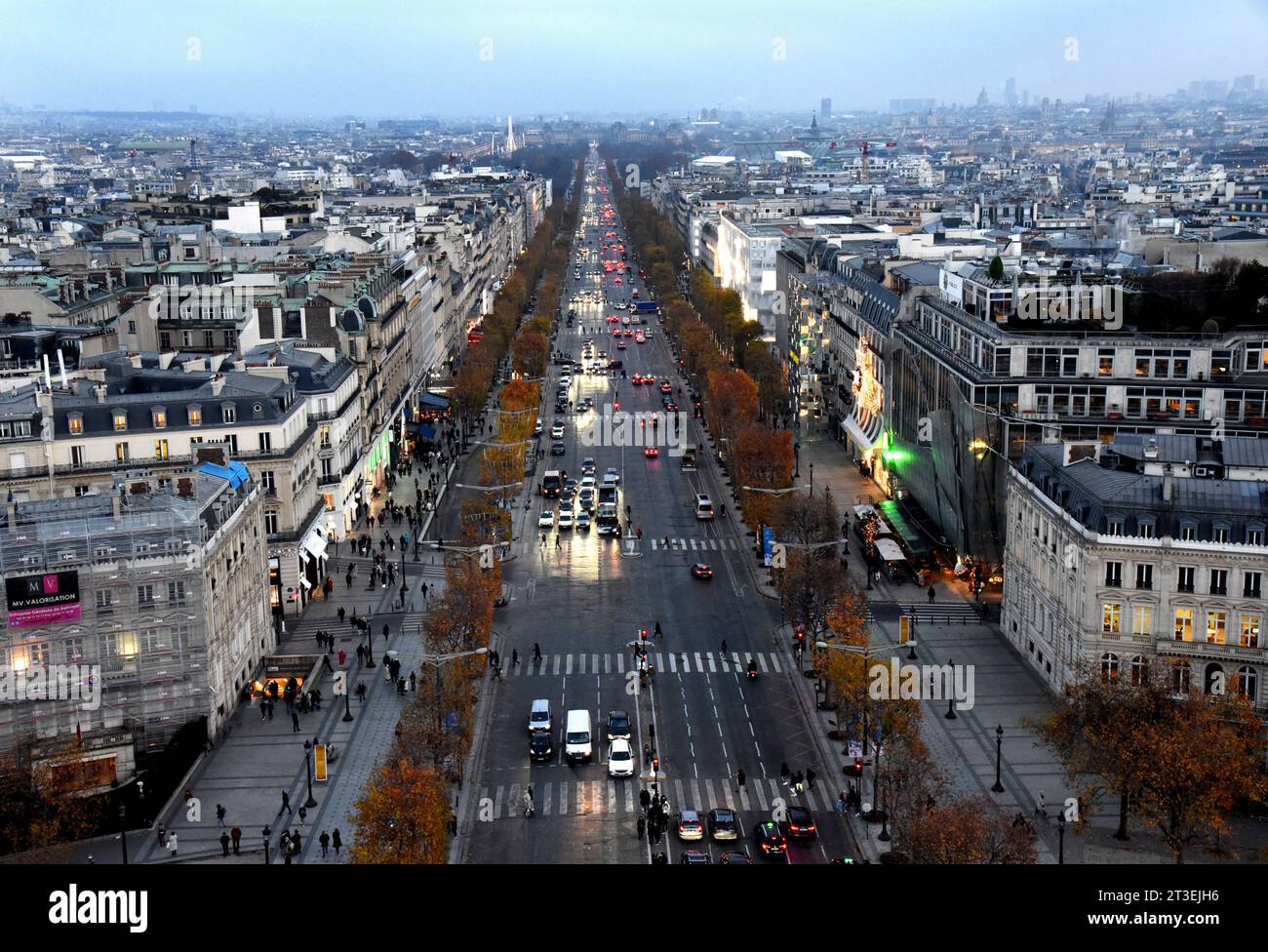 Parigi (Francia): Avenue des Champs Elysees, 8° arrondissement di Parigi (distretto). Panoramica dall'Arco di Trionfo Foto Stock