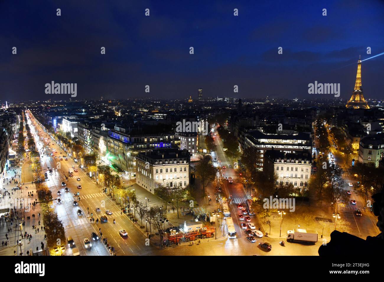 Parigi (Francia): Avenue des Champs Elysees, 8° arrondissement di Parigi (distretto). Vista notturna dalla terrazza dell'Arco di Trionfo Foto Stock