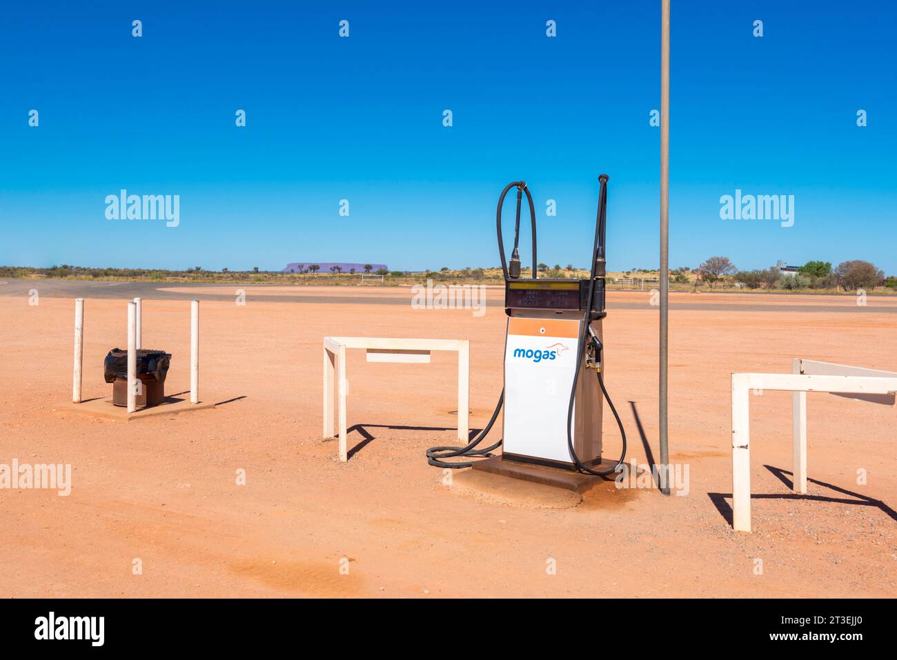 Una pompa carburante Mogas bowser si trova da sola nella polvere al Curtin Springs Roadhouse sulla Lassetter Highway, Northern Territory, Australia Foto Stock