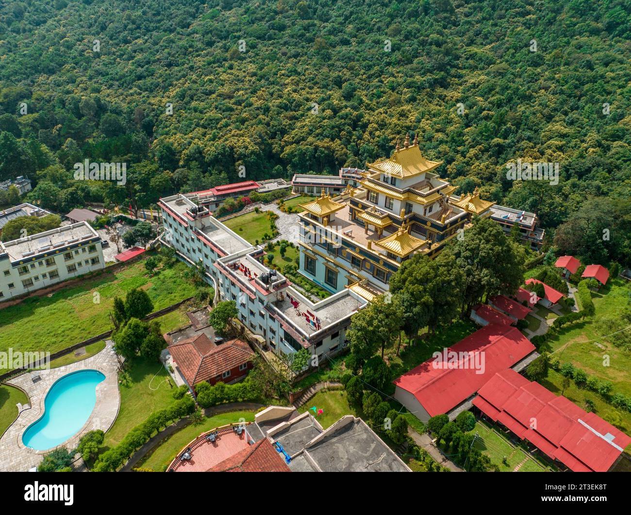 Vista aerea del monastero di Azom a Dakshinkali, Nepal. E' vicino alla statua di Guru Rinpoche. E' uno dei posti migliori da visitare vicino a Kathmandu Foto Stock