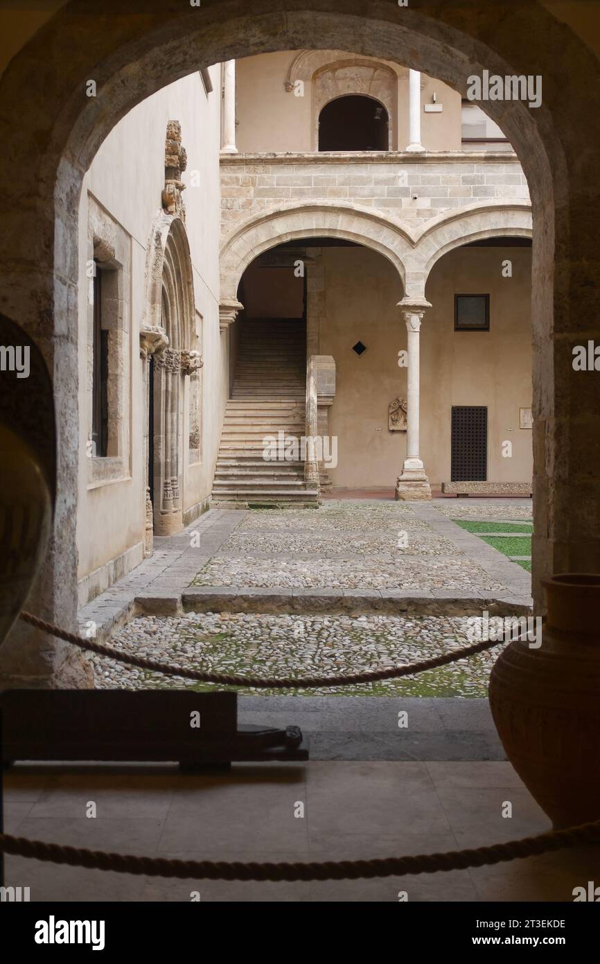 Palermo, Sicilia, 2016. L'atrio di Palazzo Abatellis (XV secolo) che ospita il museo regionale nel quartiere Kalsa (verticale) Foto Stock