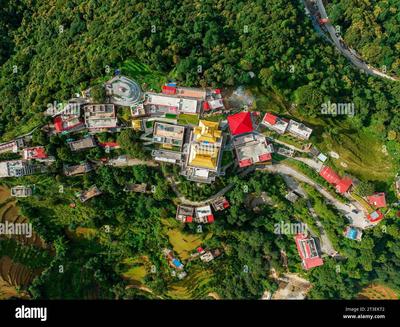 La vista aerea del Monastero Thrangu Tashi Yangtse o Monastero del Buddha di Namo è un monastero buddista tibetano, vicino a Kathmandu, Nepal Foto Stock