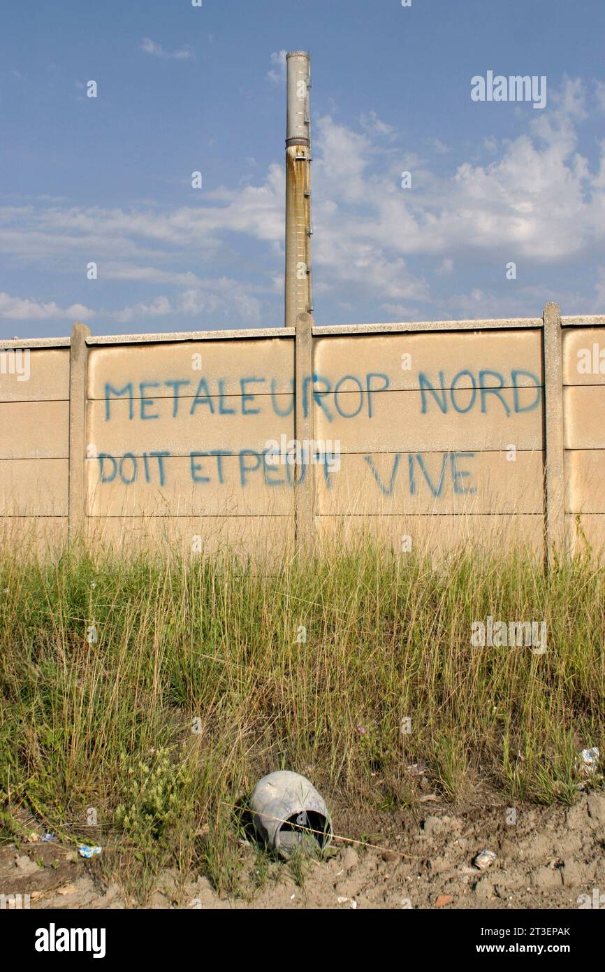 Noyelles-Godault (Francia settentrionale), 20 luglio 2003: Iscrizione Metaleurop nord doit et peut vivre (Metaleurop nord deve e può vivere) sul confine Foto Stock