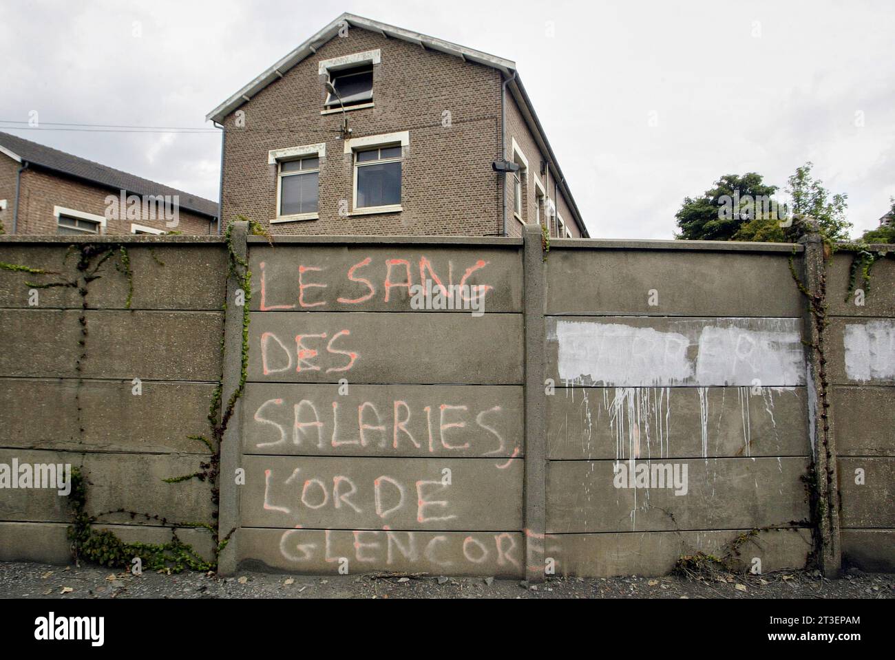 Noyelles-Godault (Francia settentrionale), 20 luglio 2003: Inscription le sang des salaries, l'or de Glencore (sangue dei lavoratori, oro di Glencore) sullo sconfinato Foto Stock