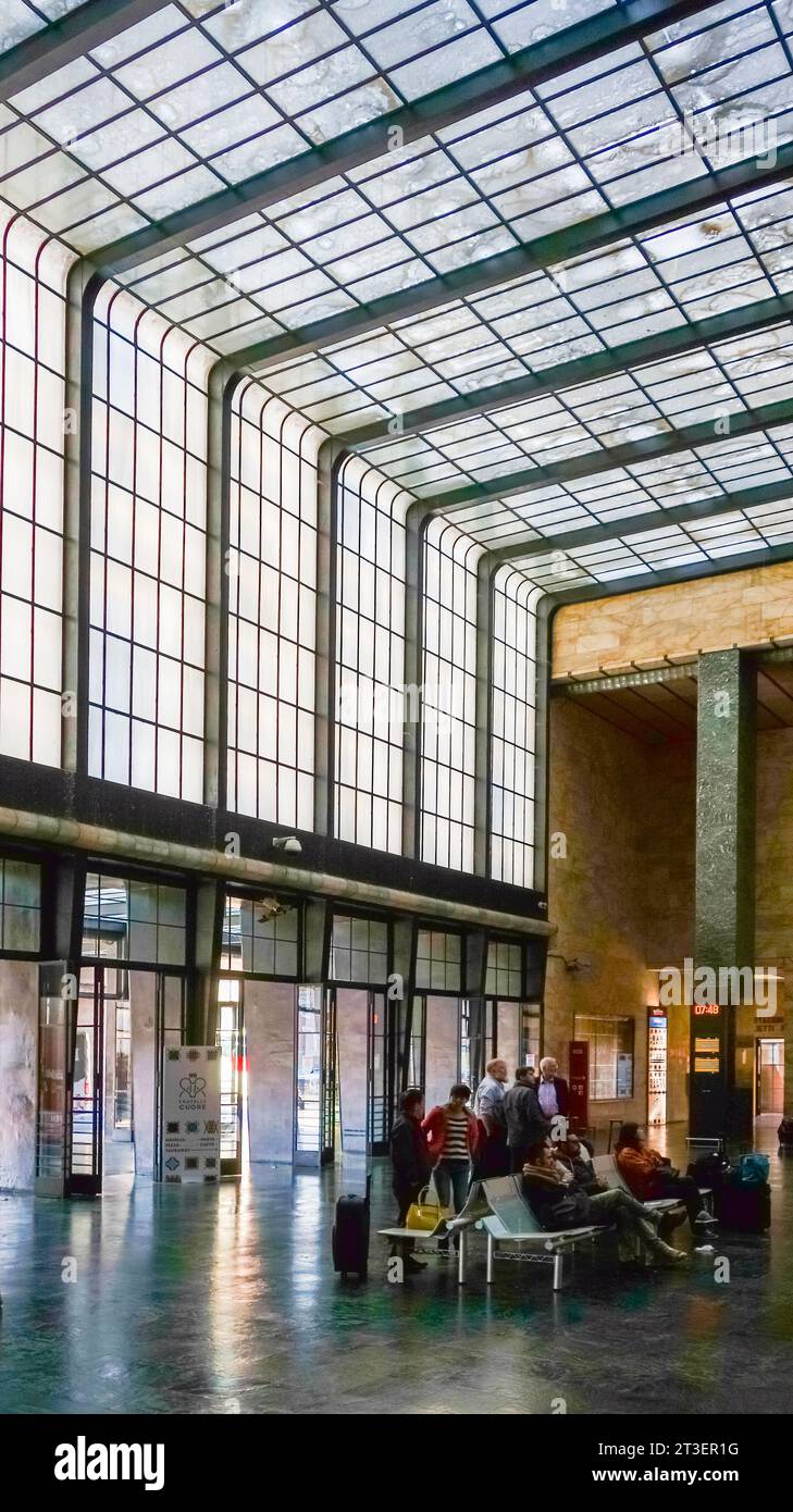 Firenze, Italia. L'interno della stazione ferroviaria di Santa Maria Novella, un bell'edificio modernista progettato nel 1932 da Giovanni Michelucci e altri Foto Stock