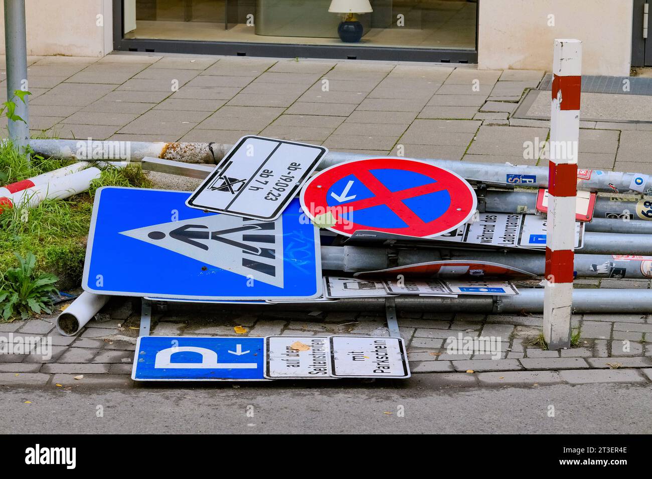 Düsseldorf 25.10.2023 Auto Verkehr Schilder Schilderwald Verkehrsschilder Verkehrszeichen Straße KFZ Gefahr Verkehrssicherheit Baustelle Halteverbot Parkverbot Parkverbotsschild Düsseldorf Nordrhein-Westfalen Deutschland **** Düsseldorf 25 10 2023 segnali stradali segnali stradali segnali stradali segnali stradali strade pericoli per veicoli stradali sicurezza stradale nessun parcheggio segnaletico Düsseldorf North Rhine Westphalia Germania credito: Imago/Alamy Live News Foto Stock