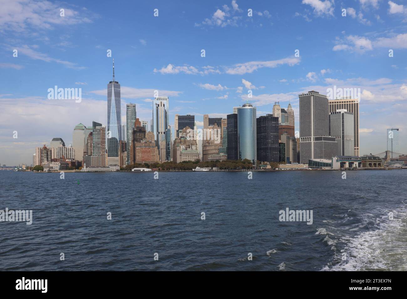 USA, Vereinigte Staaten von Amerika, New York City, 24.10.2023: Blick von der Fähre nach Staten Island auf die Südspitze von Manhattan mit den Wolkenkratzern des Finanzzentrums und dem One World Trade Center *** USA, Stati Uniti d'America, New York City, 24 10 2023 Vista dal traghetto per Staten Island alla punta meridionale di Manhattan con i grattacieli del centro finanziario e il One World Trade Center credito: Imago/Alamy Live News Foto Stock