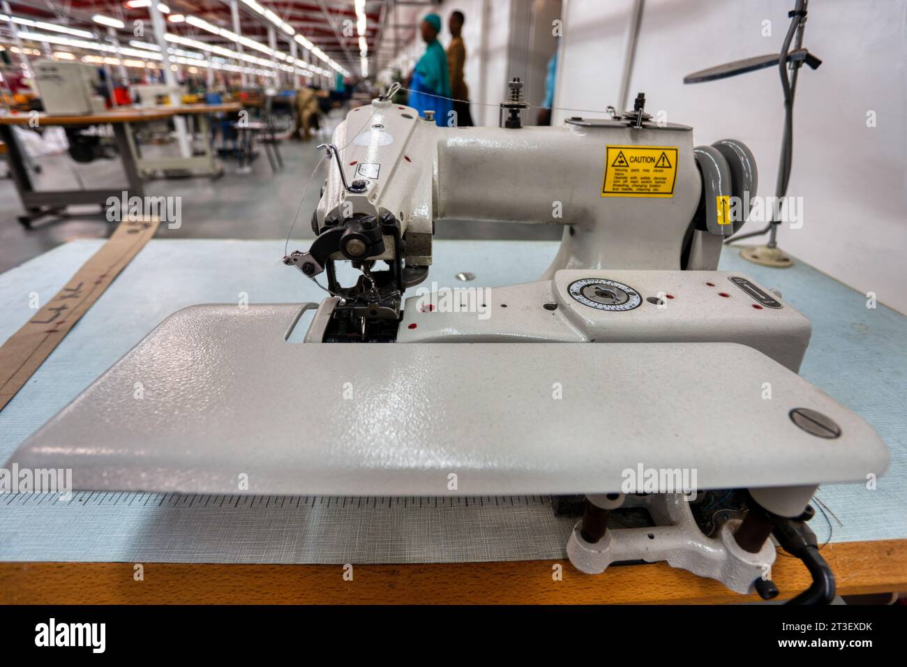 Una macchina per la lavorazione dei punti ciechi esegue solo i punti ciechi dell'orlo, che si trovano su abiti, gonne, pantaloni e nient'altro Foto Stock