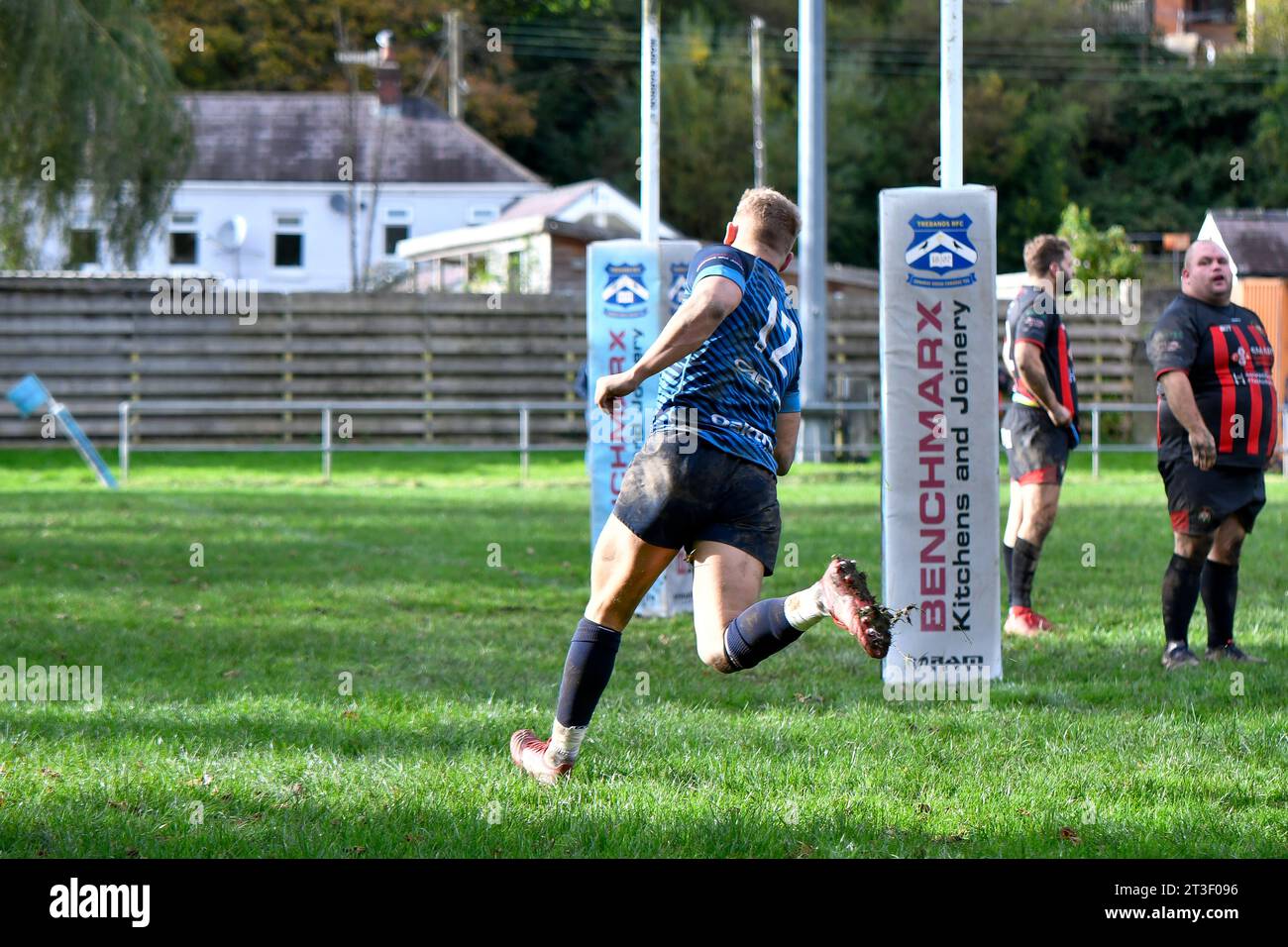 Trebanos, Galles. 21 ottobre 2023. Josh Ferriman di Trebanos segna la seconda meta per i suoi lati durante la partita WRU Admiral Championship West tra Trebanos e Maesteg Quins al Park di Trebanos, Galles, Regno Unito, il 21 ottobre 2023. Crediti: Duncan Thomas/Majestic Media. Foto Stock